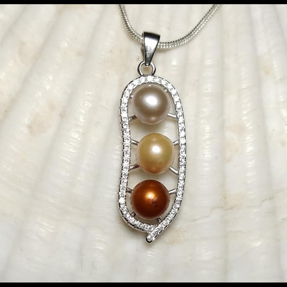 Peas in a pod Pearl pendant